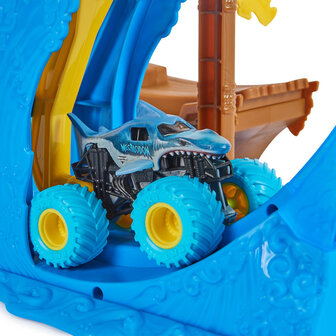 Monster Jam 1:64 Megalodon&rsquo;s Loop of Doom Playset