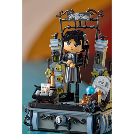 LEGO Wednesday Addams figuur