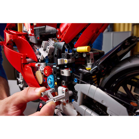 LEGO Technic Ducati Panigale V4 S motor